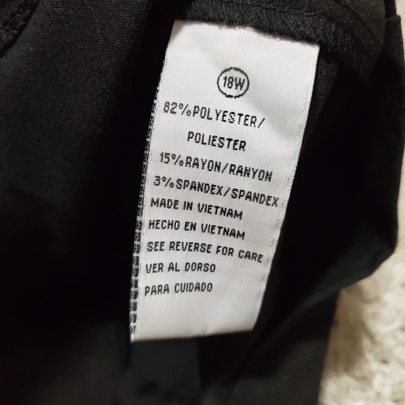 LBD WITH POCKETS! - Picture 5 of 7